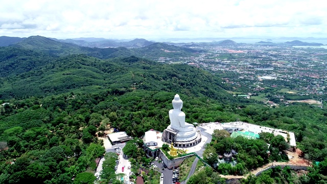 无人机俯瞰泰国普吉岛高山上的大佛雕像视频素材