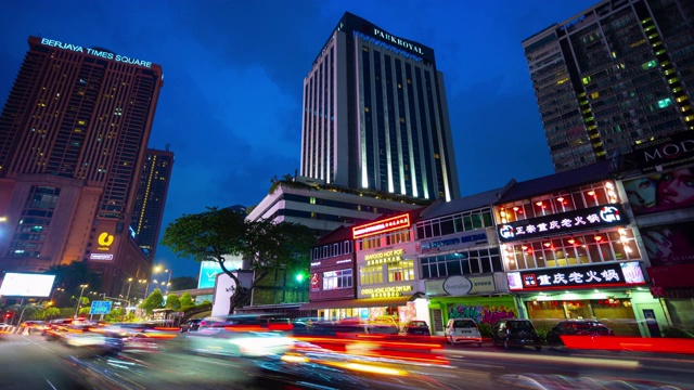 夜晚时间照亮吉隆坡市区交通街道全景，4k时间间隔马来西亚视频素材