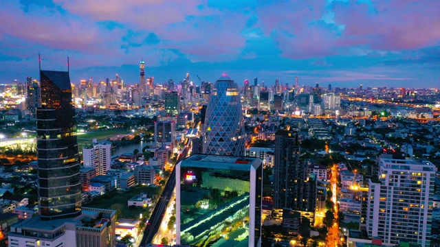 白天到夜晚的时间流逝:鸟瞰图曼谷现代城市视频素材