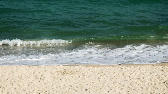 海岸上的波浪视频素材