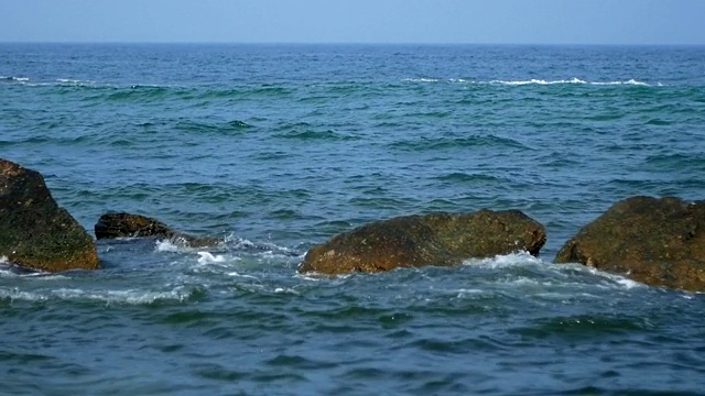 海岸上的波浪视频素材