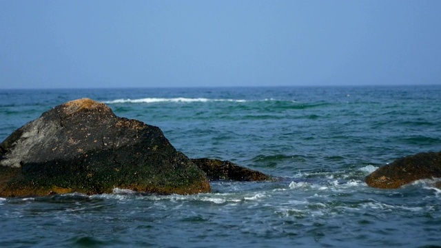 海岸上的波浪视频素材