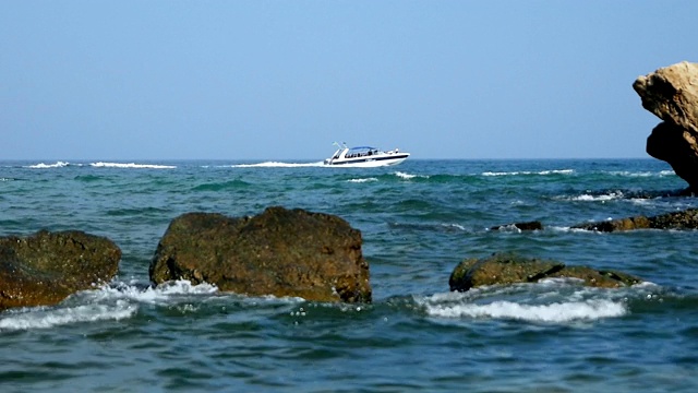 海岸上的波浪视频素材