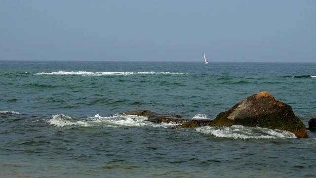 海岸上的波浪视频素材