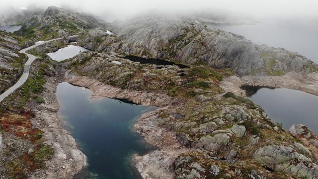 鸟瞰图。挪威山区的道路和湖泊视频素材