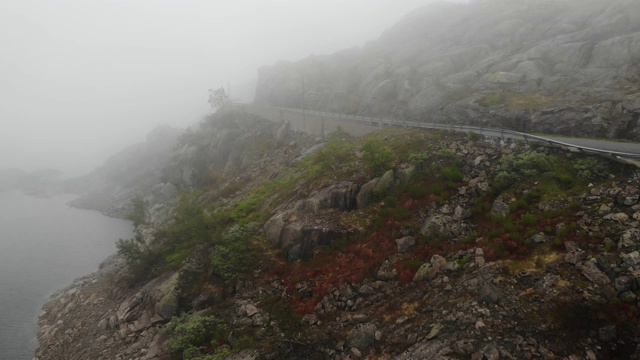 鸟瞰图。挪威山区的道路和湖泊视频素材