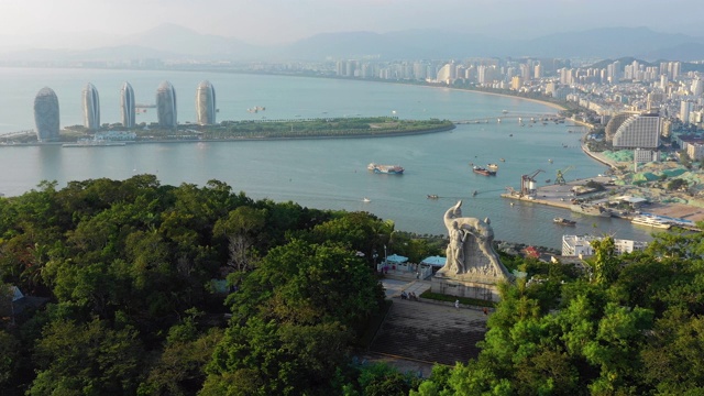 晚上时间三亚市港湾著名公园山顶航拍4k中国海南视频素材