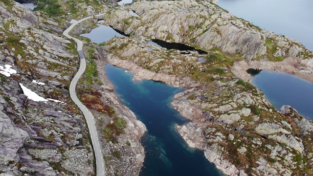 鸟瞰图。挪威山区的道路和湖泊视频素材