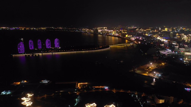 夜间照明飞行三亚湾著名度假岛屿空中全景4k中国海南视频素材