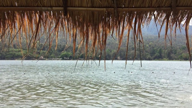 美丽的大水湖，竹筏和山的背景视频素材