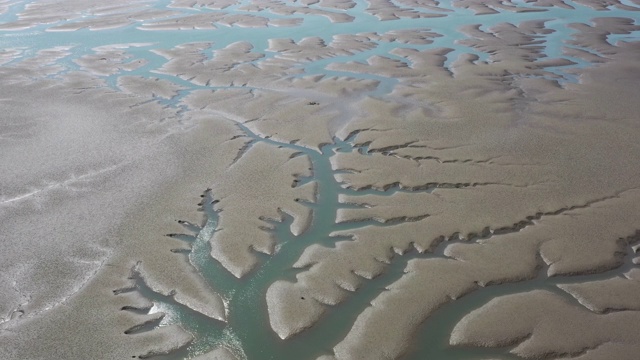 仁川江华岛泥滩上流动的海水视频素材