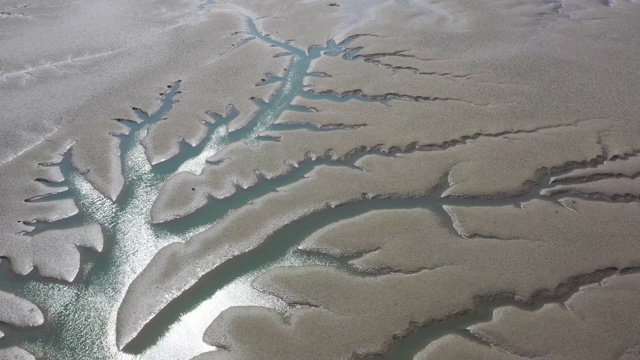 仁川江华岛泥滩上流动的海水视频素材