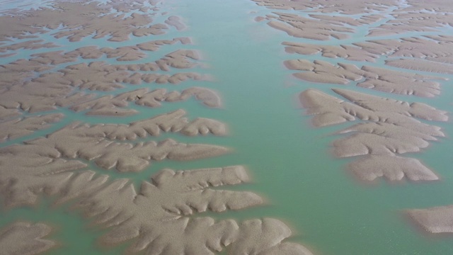 仁川江华岛泥滩上流动的海水视频素材