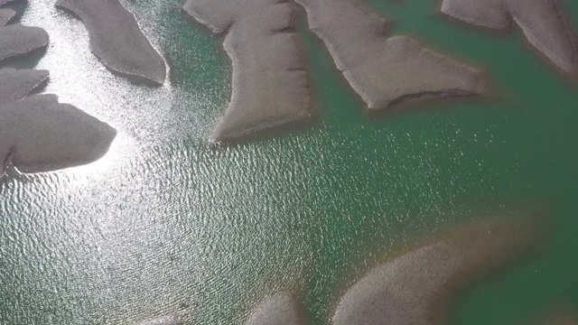 仁川江华岛泥滩上流动的海水视频素材