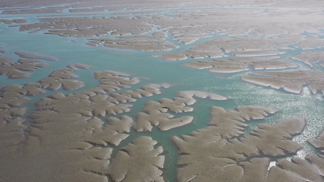 仁川江华岛泥滩上流动的海水视频素材