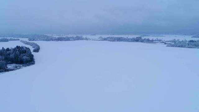 一名男子走在爱沙尼亚的雪地上。视频素材