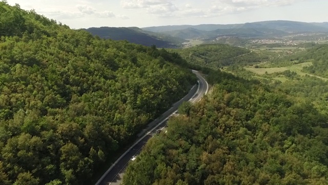 无人机在道路上空飞行。视频素材