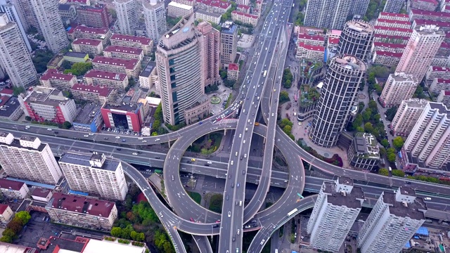 带环岛的公路交汇处鸟瞰图。桥梁道路在建筑结构和交通理念上呈环形。前视图。城市城市，上海市中心，中国。视频素材