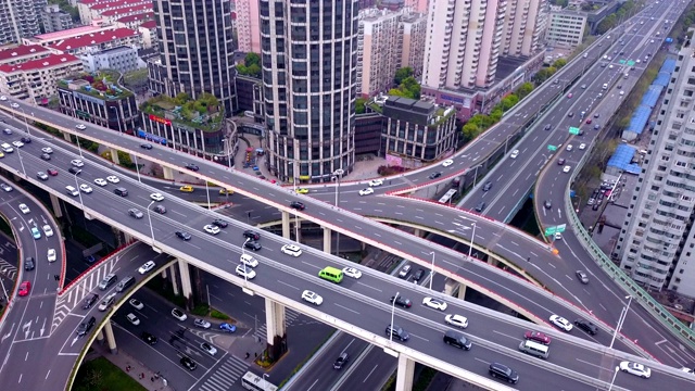 带环岛的公路交汇处鸟瞰图。桥梁道路在建筑结构和交通理念上呈环形。前视图。城市城市，上海市中心，中国。视频素材