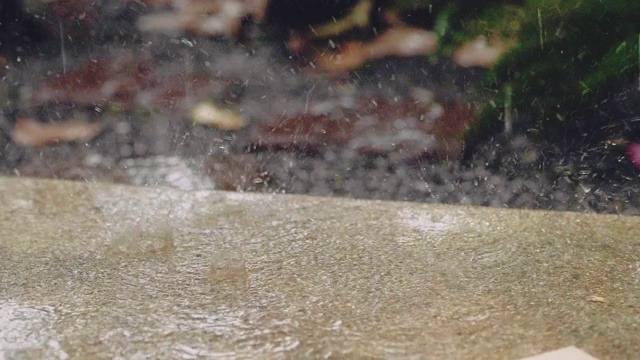 雨水落在水泥地板上视频素材