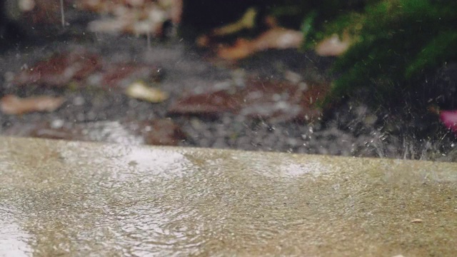 雨落在水泥地板上。视频素材