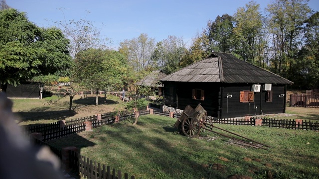 村庄木屋的后院。美丽的大自然在晴朗的一天在奥地利视频素材