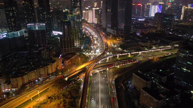 夜间照明飞行在深圳市区交通街道空中全景4k中国视频素材