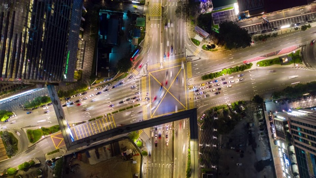 夜间照明吉隆坡交通街道十字路口空中俯视图4k时间间隔马来西亚视频素材