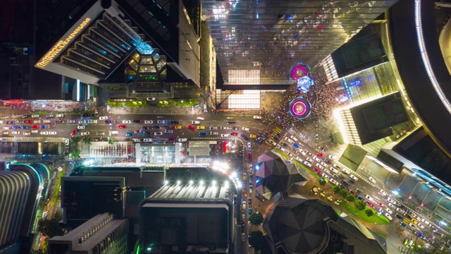 夜晚时间照亮吉隆坡市中心著名的交通街道十字路口空中俯视图4k时间间隔马来西亚视频素材