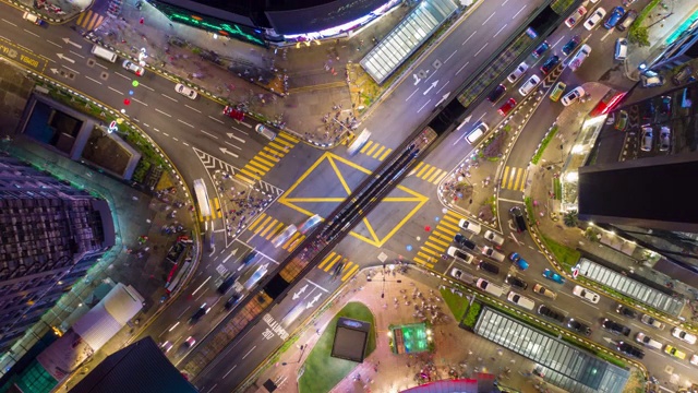 夜晚时间照亮吉隆坡市中心著名的交通街道十字路口空中俯视图4k时间间隔马来西亚视频素材