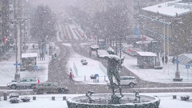 哥德堡大街上的大雪以慢镜头呈现视频素材