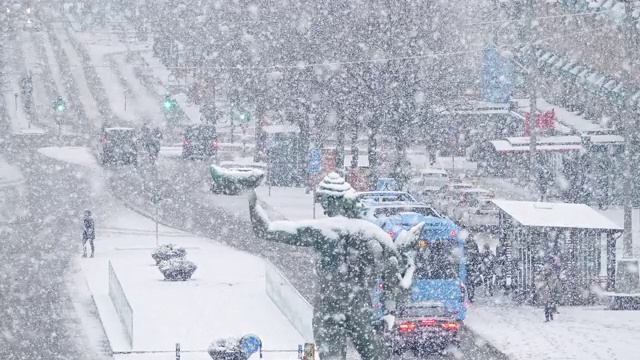 哥德堡大街上的大雪以慢镜头呈现视频素材