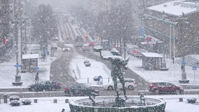 哥德堡大街上的大雪以慢镜头呈现视频素材