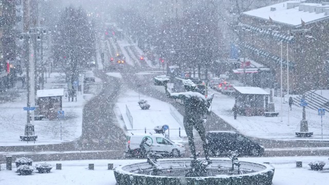 哥德堡大街上的大雪以慢镜头呈现视频素材