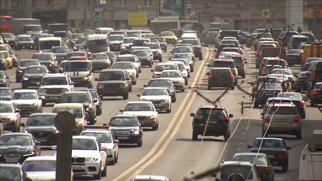 道路上缓慢移动的交通和堵塞视频素材