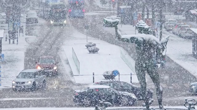 哥德堡大街上的大雪以慢镜头呈现视频素材