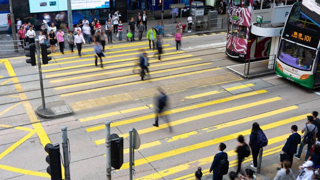 4K时间推移:车辆和行人在香港市中心商业区的交通场景视频素材