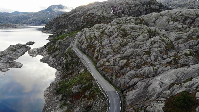 鸟瞰图。挪威山区的道路和湖泊视频素材