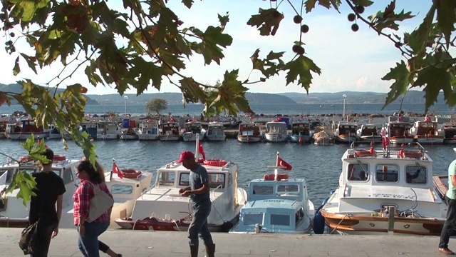 从历史悠久的Canakkale城市中心码头看到的美丽景色。
Canakkale /土耳其09/19/2019视频素材