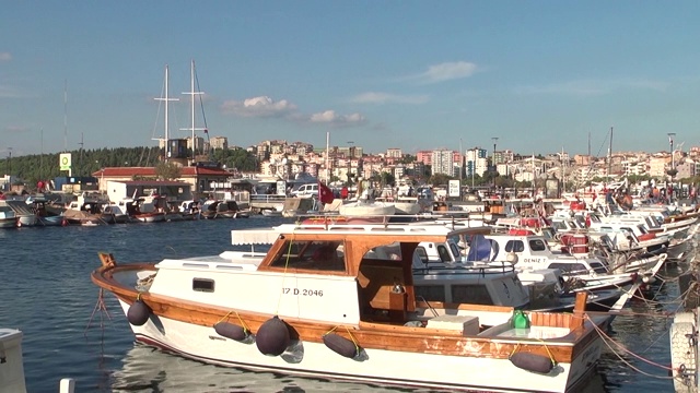 从历史悠久的Canakkale城市中心码头看到的美丽景色。
Canakkale /土耳其09/19/2019视频素材