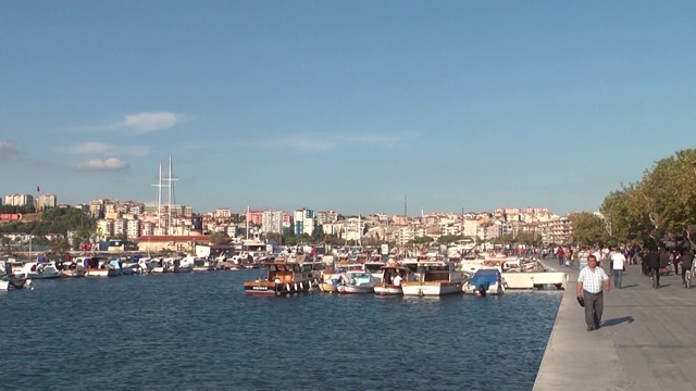 从历史悠久的Canakkale城市中心码头看到的美丽景色。
Canakkale /土耳其09/19/2019视频素材