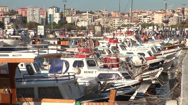 从历史悠久的Canakkale城市中心码头看到的美丽景色。
Canakkale /土耳其09/19/2019视频素材