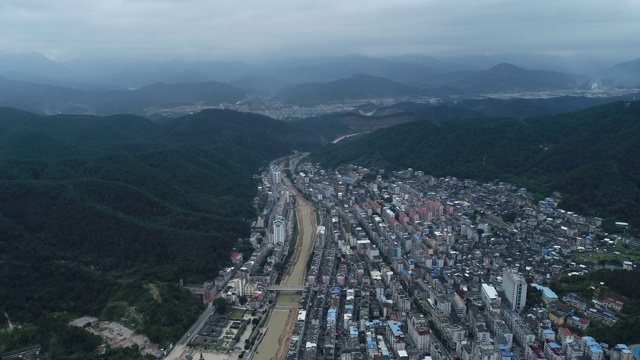 鸟瞰图中国城市在山区在福建视频素材