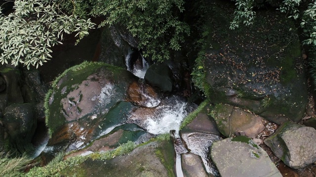 鸟瞰山间溪流的流动视频素材