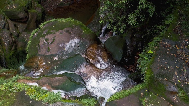 鸟瞰山间溪流的流动视频素材