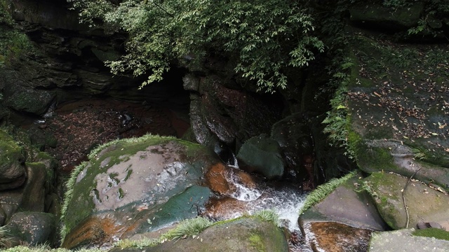 鸟瞰山间溪流的流动视频素材