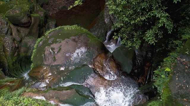 鸟瞰山间溪流的流动视频素材