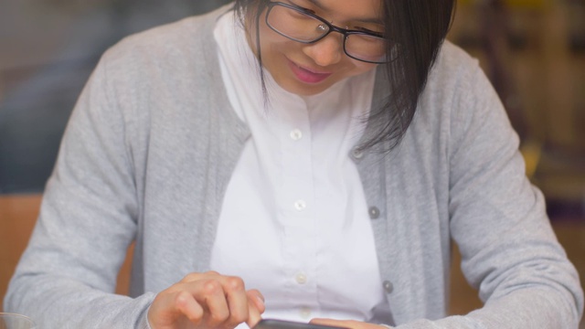 美丽的中国女人在用手机视频素材