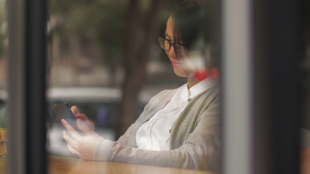 美丽的中国女人在用手机视频素材