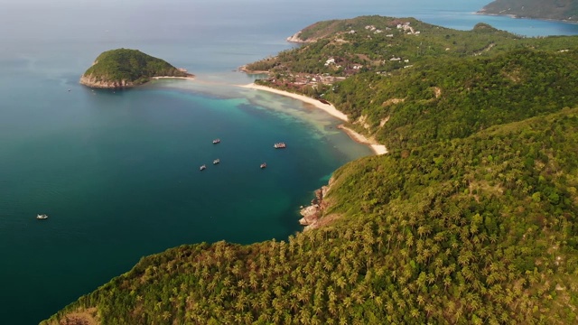 无人机拍摄的小马岛，高攀干泰国。异国情调的海岸全景景观，梅哈德海滩，夏日。珊瑚间的沙径。生动的海景，上面是山上的椰子树视频素材